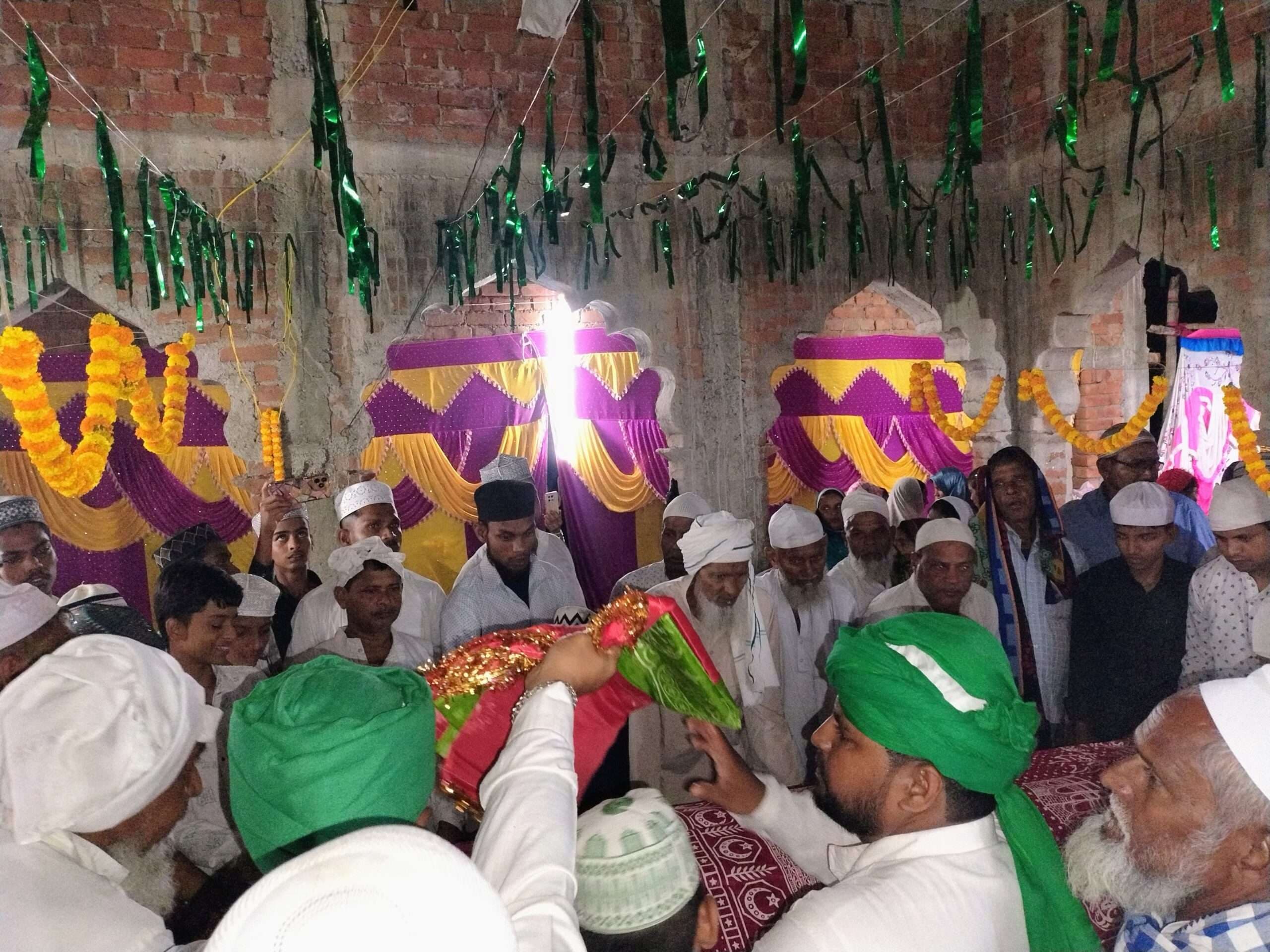 Giridih News :सालाना उर्स पर हुई चादरपोशी, कव्वाली सुन झूमे श्रोता