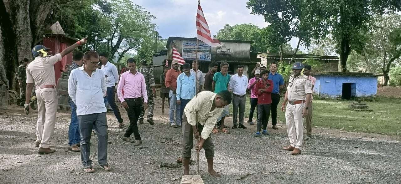 Bokaro News : खुदीबेड़ा में विवादित स्थल से विशेष झंडा हटा कर सड़क निर्माण कराया गया