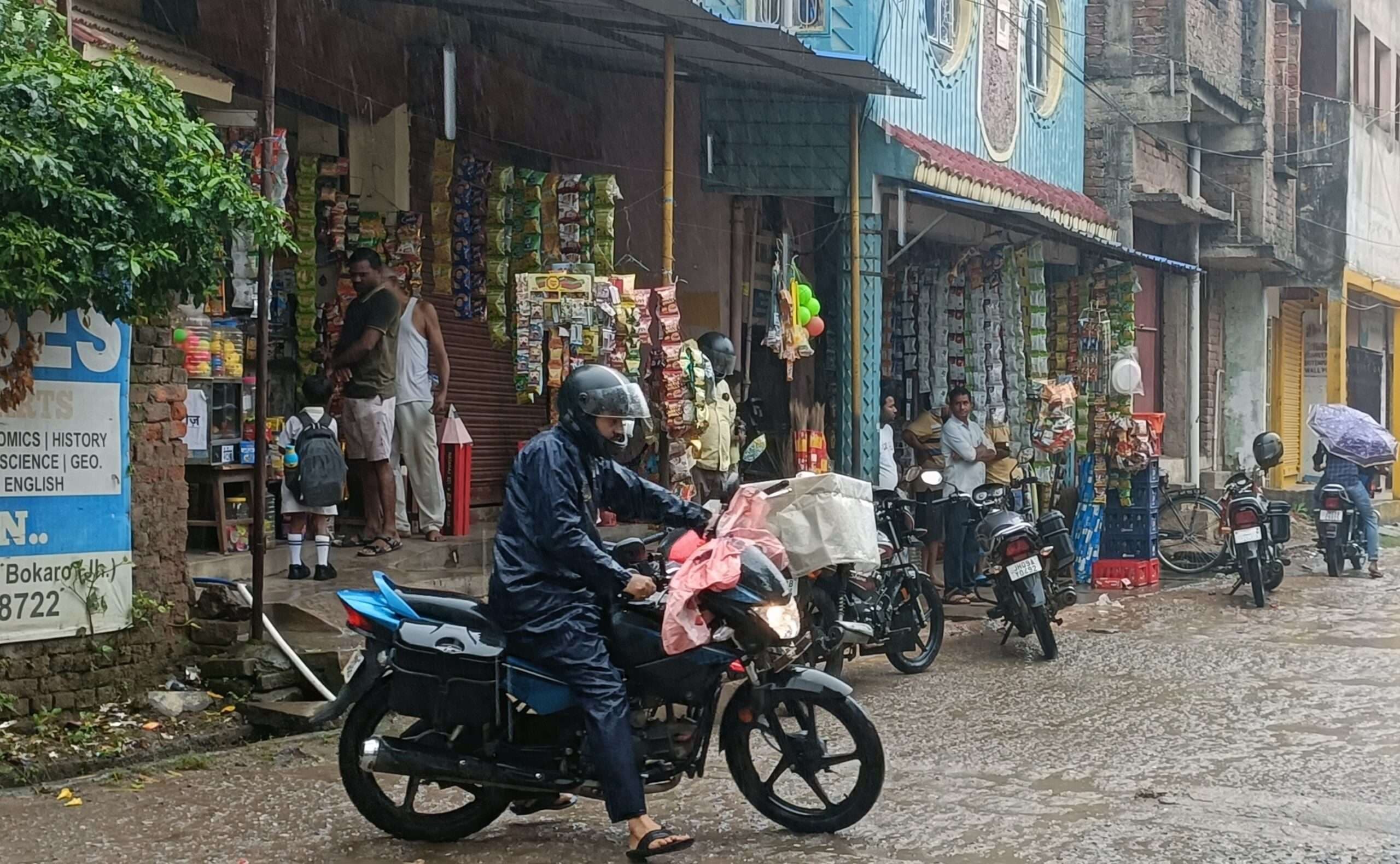 Bokaro News : मोंथा चक्रवात का असर : रुक-रुक कर होती रही बारिश, जनजीवन प्रभावित