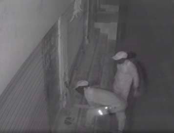 Dhanbad News: ज्वेलरी दुकान का शटर तोड़ कर चोरी, दो अपराधी सीसीटीवी में कैद