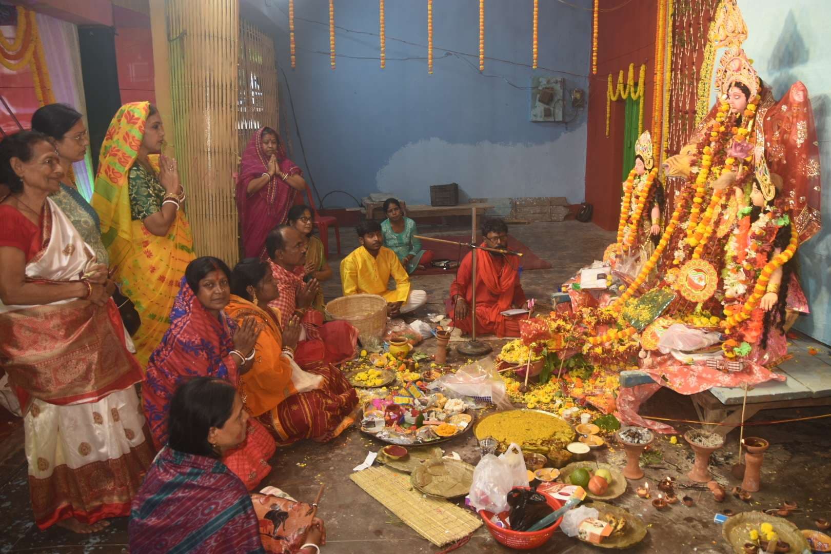 Dhanbad News: अक्षय नवमी पर आंवला वृक्ष के नीचे की गयी पूजा अर्चना