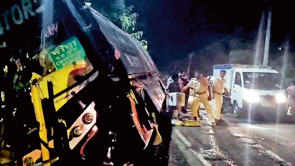 दीघा जा रही बस दुर्घटनाग्रस्त, 12 घायल