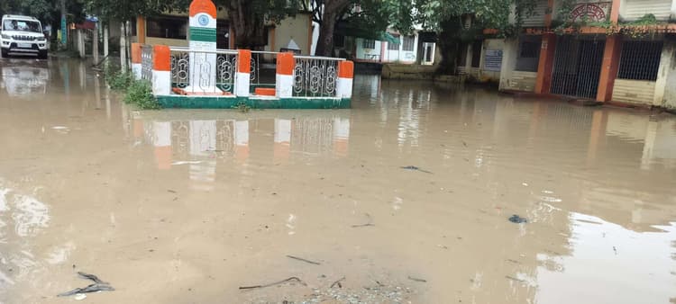 बारिश में जलमग्न हुआ प्रखंड कार्यालय परिसर