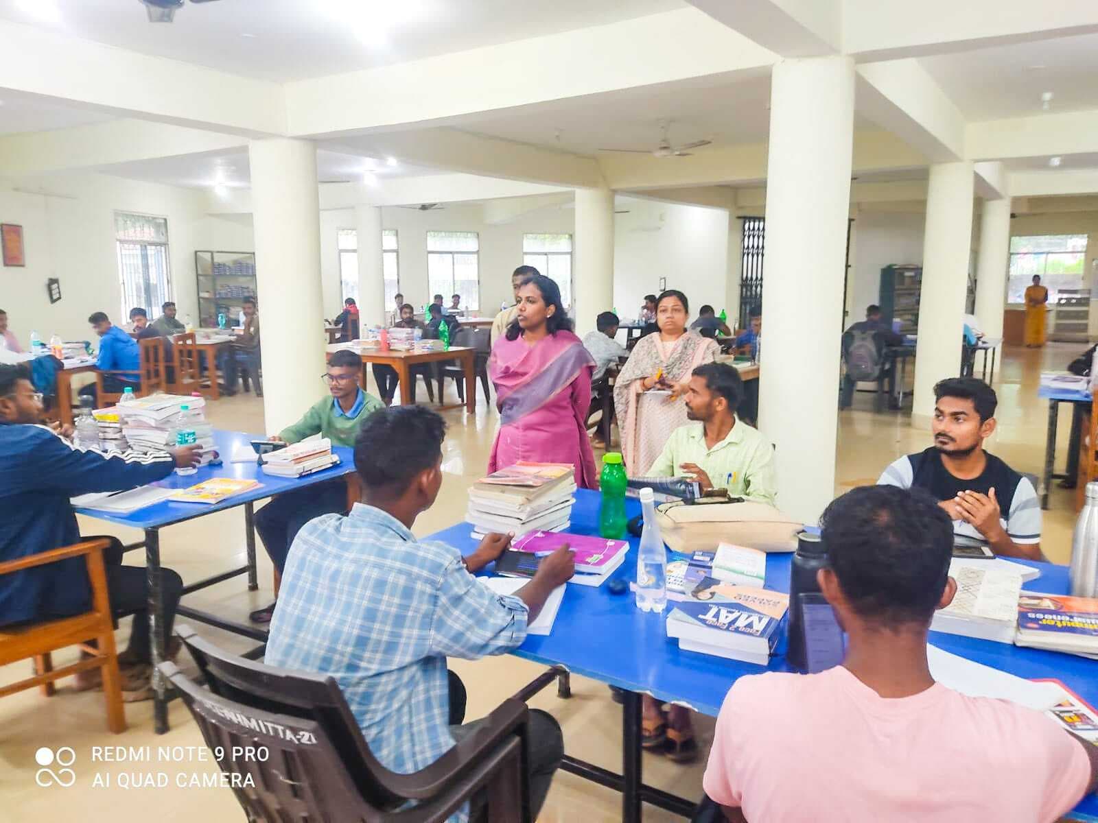 बिरसा मुंडा जिला पुस्तकालय का डीसी ने किया निरीक्षण