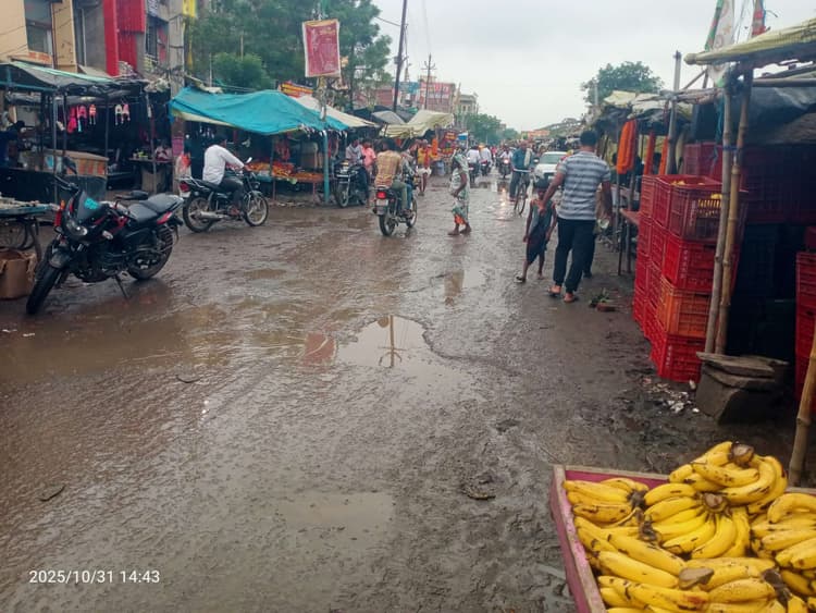 बारिश होते ही दुर्गावती बाजार की सर्विस सड़क पर पैदल चलना मुश्किल