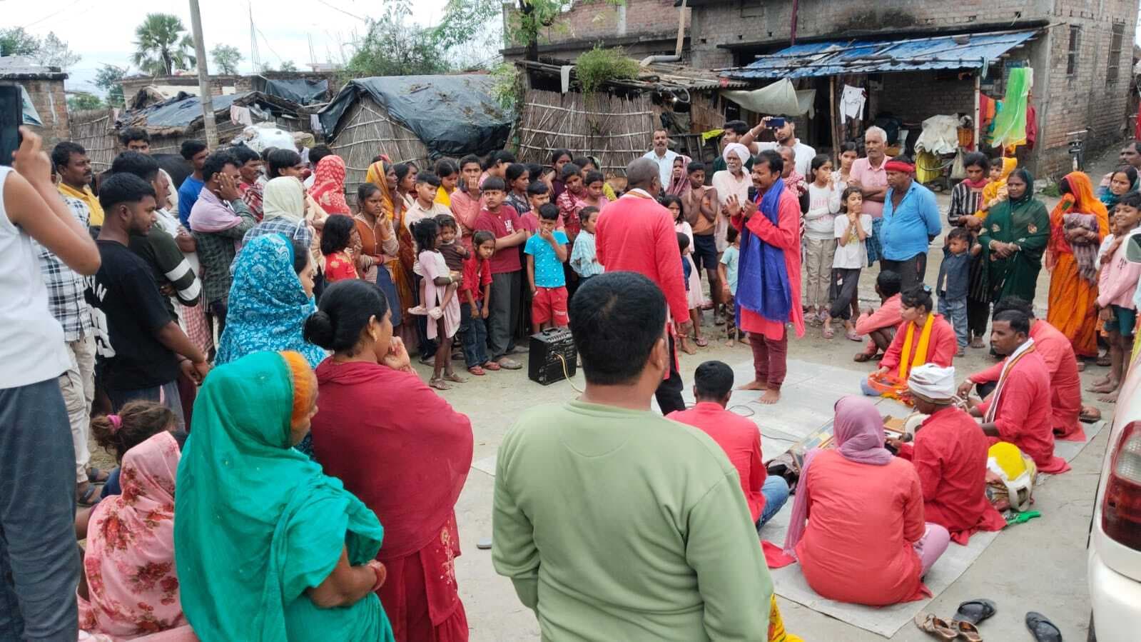 बैकुंठपुर में कला जत्था ने नुक्कड़ नाटक के माध्यम से मतदाताओं को किया जागरूक