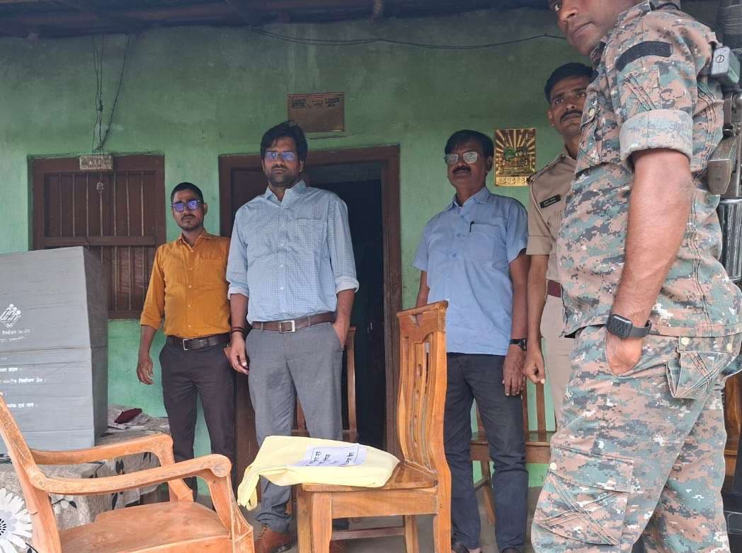 बैसा प्रखंड में 85 वर्ष से अधिक आयु व दिव्यांग मतदाताओं ने किया पोस्टल बैलेट से मतदान