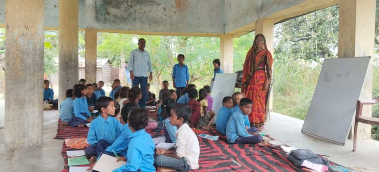 Motihari: नामांकित 160 छात्रों को पढ़ने के लिये नहीं है व्यवस्था