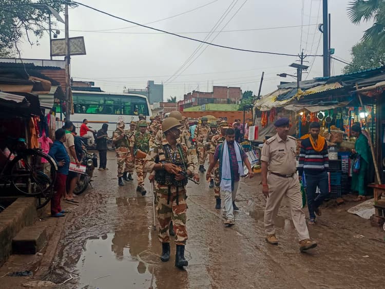 संदेश में शांतिपूर्ण चुनाव को लेकर पुलिस ने किया फ्लैग मार्च