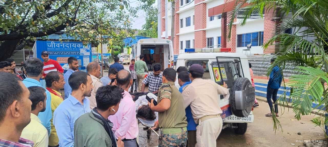 थावे में बाइक व टेंपो की टक्कर में तीन युवक गंभीर रूप से घायल, एक की हालत नाजुक