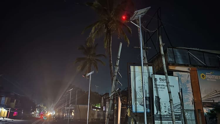 हिरणपुर बाजार में लगी सोलर लाइटें खराब