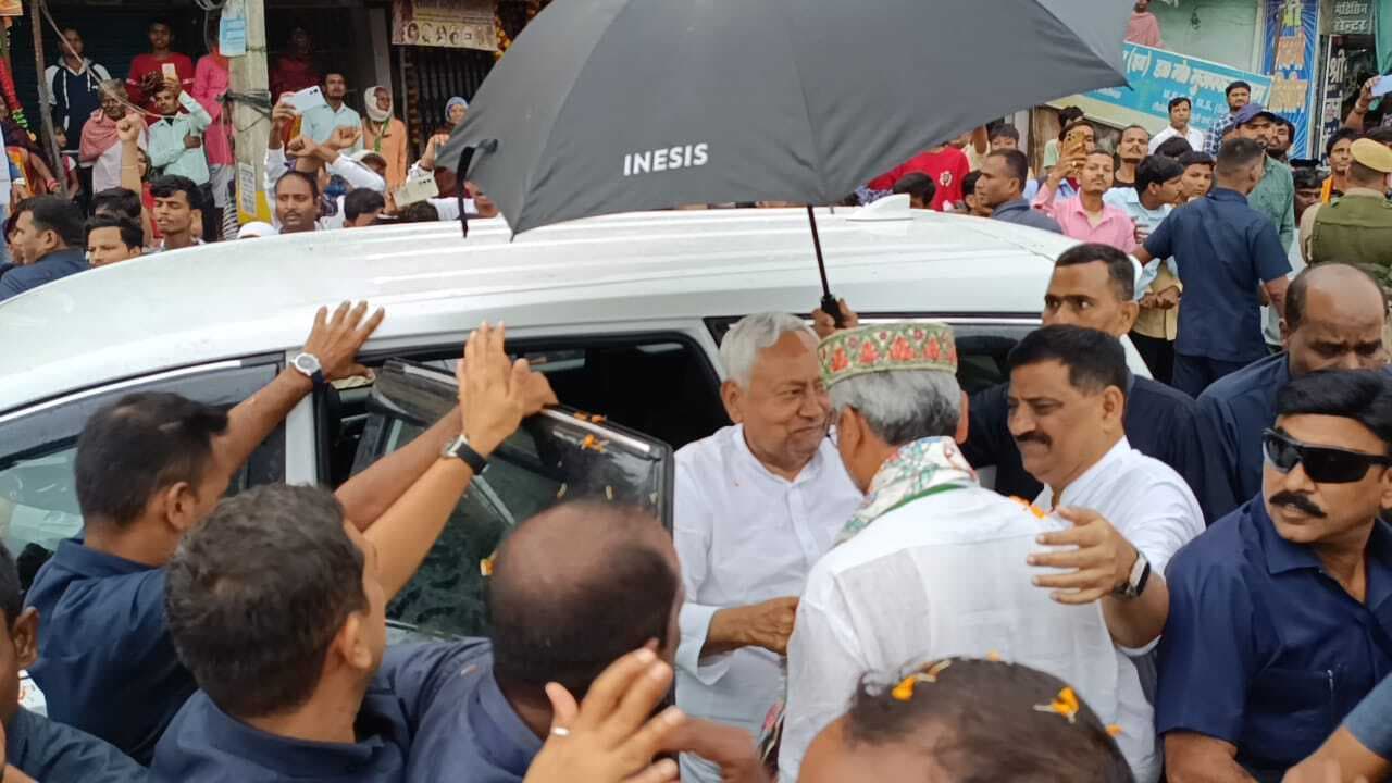 Darbhanga : चक्रवाती तूफान ने डाला अड़ंगा, मुख्यमंत्री नीतीश कुमार ने किया रोड शो