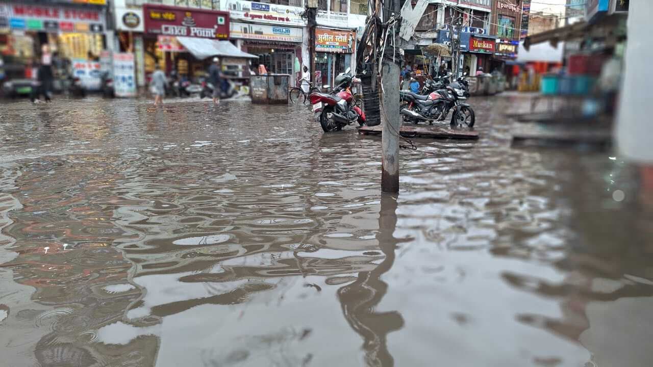 Darbhanga : चक्रवाती तूफान मोंथा का कहर, लगातार बारिश से सड़कें डूबी, जलजमाव से परेशानी