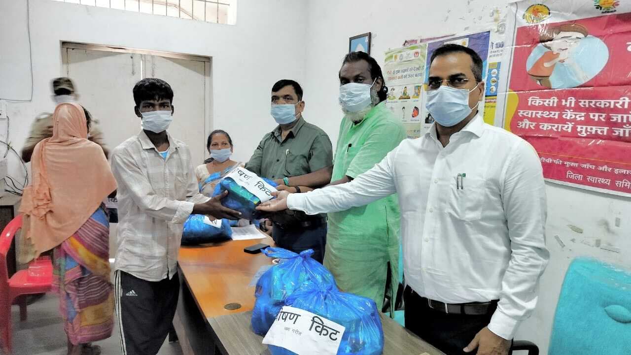 महेशपुर में 50 टीबी मरीजों को लिया गया गोद