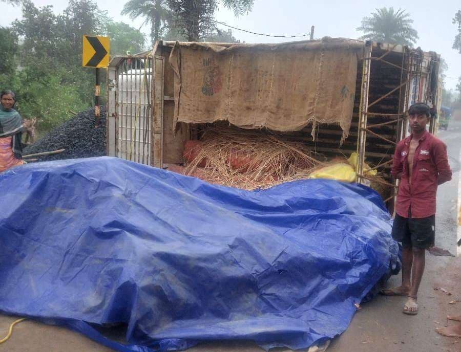 आलू लदा ट्रक पलटा, 25 पैकेट लेकर भागे ग्रामीण
