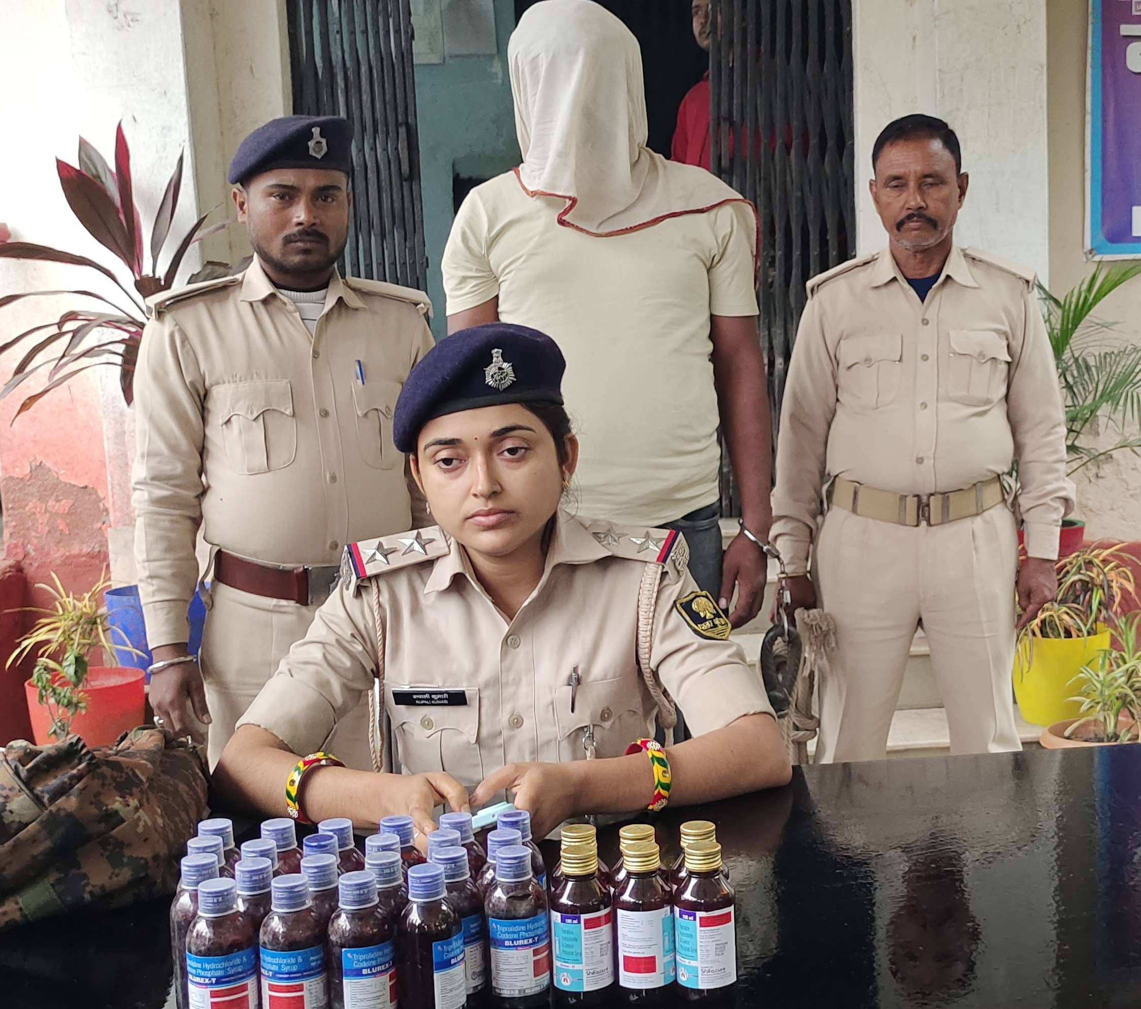 तीन लीटर कफसिरप के साथ दुकानदार गिरफ्तार