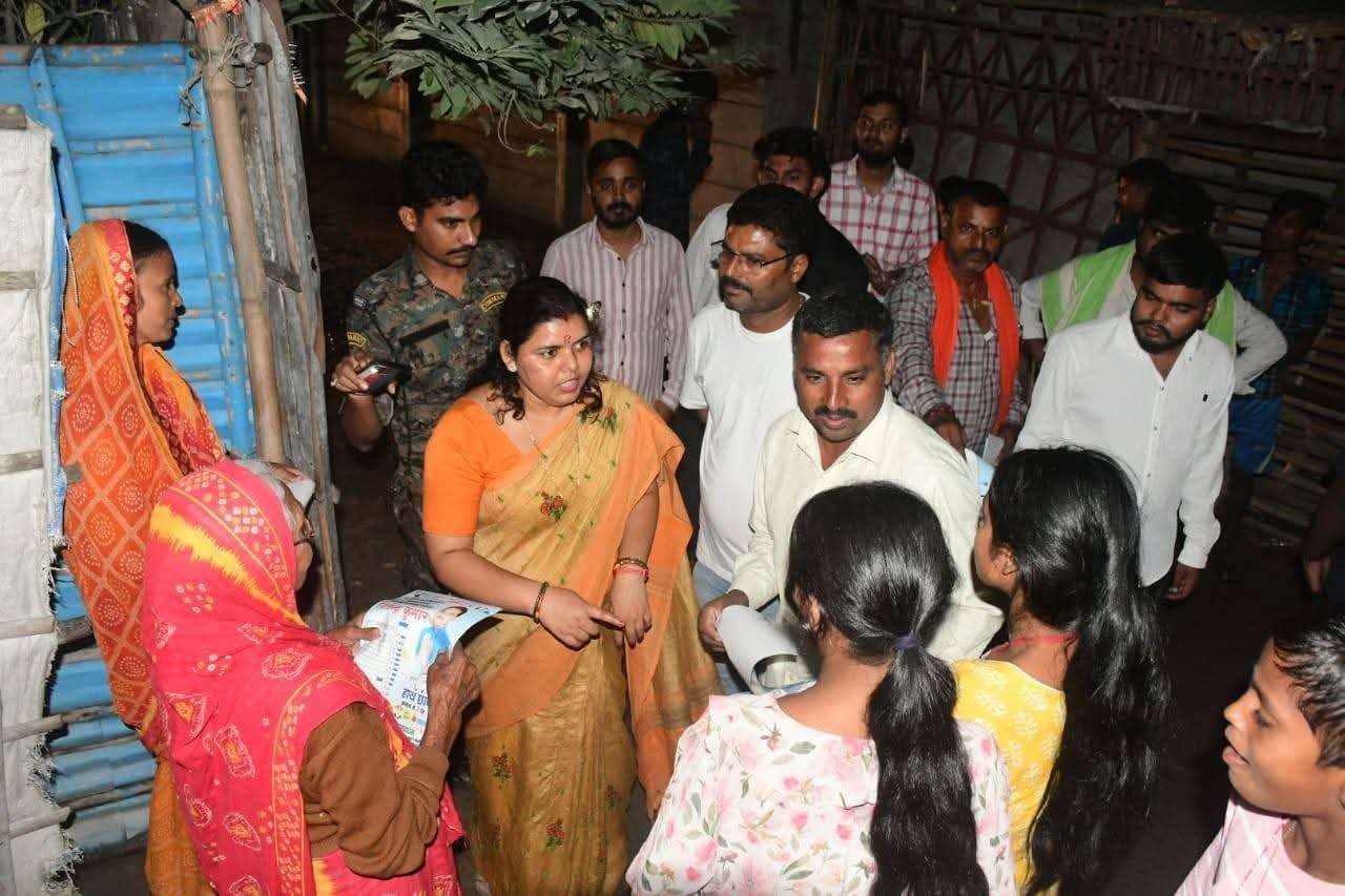 चुनाव प्रचार का रंग: कहीं पति के लिए पत्नी तो कहीं मां के लिए बेटी मांग रही वोट