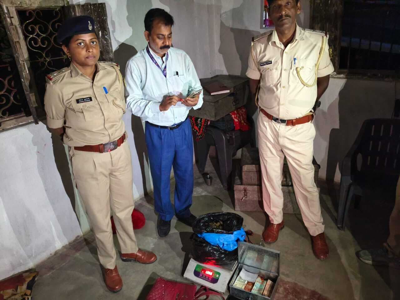 Motihari: एक किलो 350 ग्राम गांजा के साथ डेढ़ लाख रुपये बरामद, एक गिरफ्तार