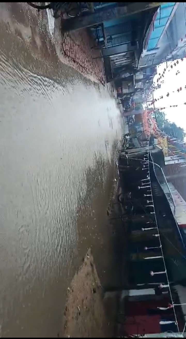 डोभी-चतरा मार्ग की सड़क बनी, नाली अधूरी<bha>;</bha> बारिश में घुसा पानी, ग्रामीण आक्रोशित