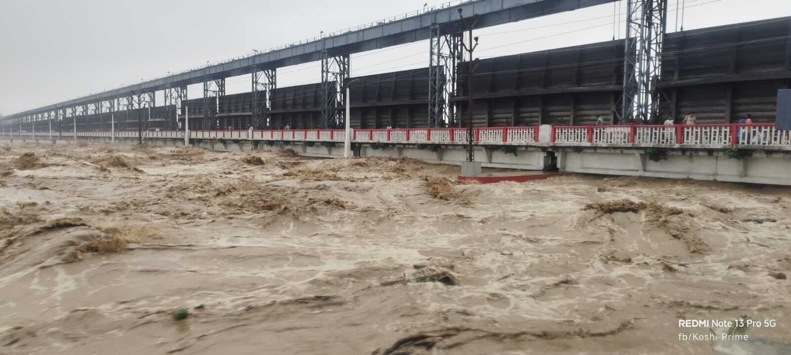 मोंथा चक्रवात का असर: कोसी नदी के जलस्तर में वृद्धि, बराज के खोले गये 15 फाटक