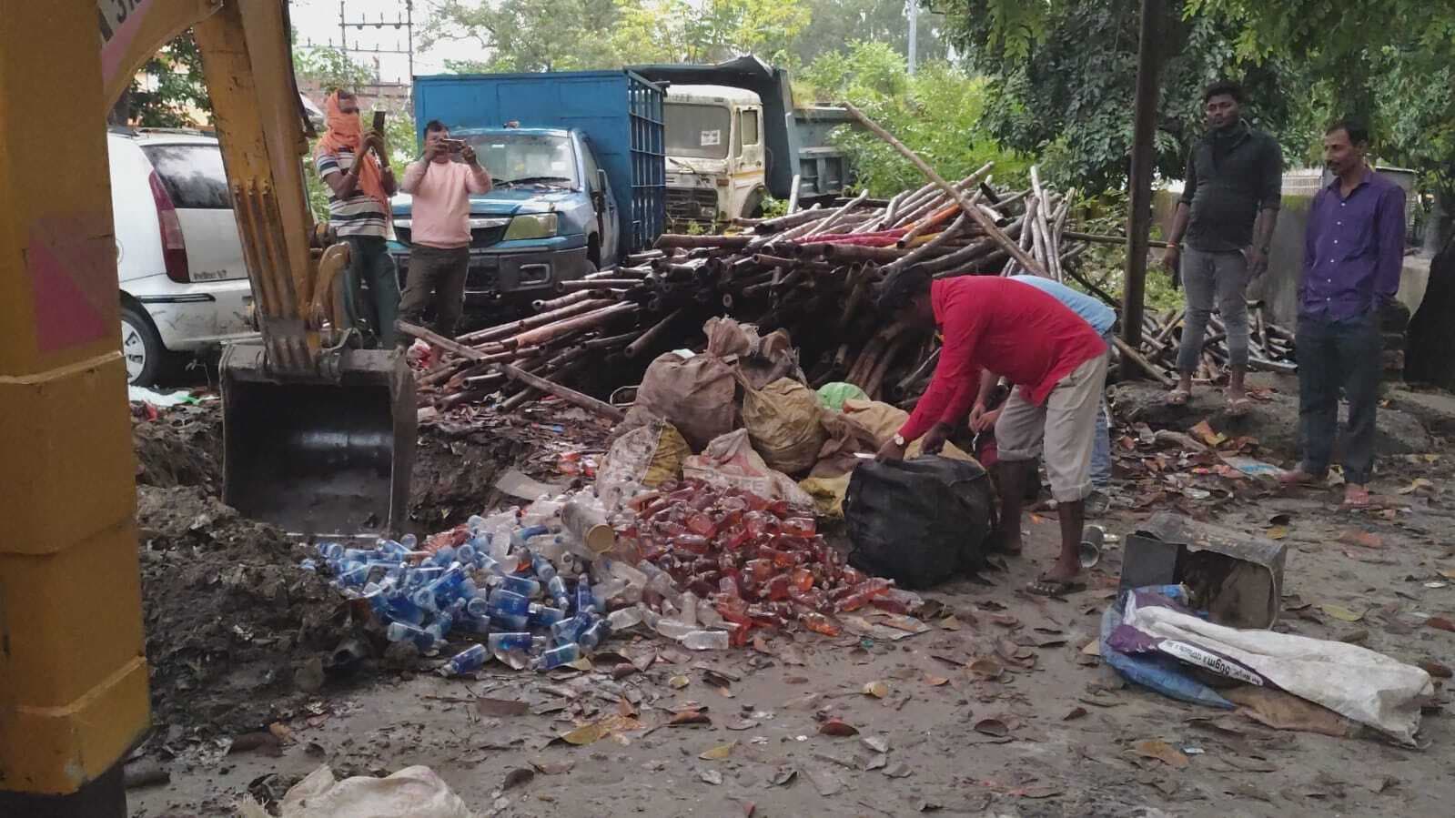 विभिन्न मामलों में जब्त शराब को किया गया नष्ट