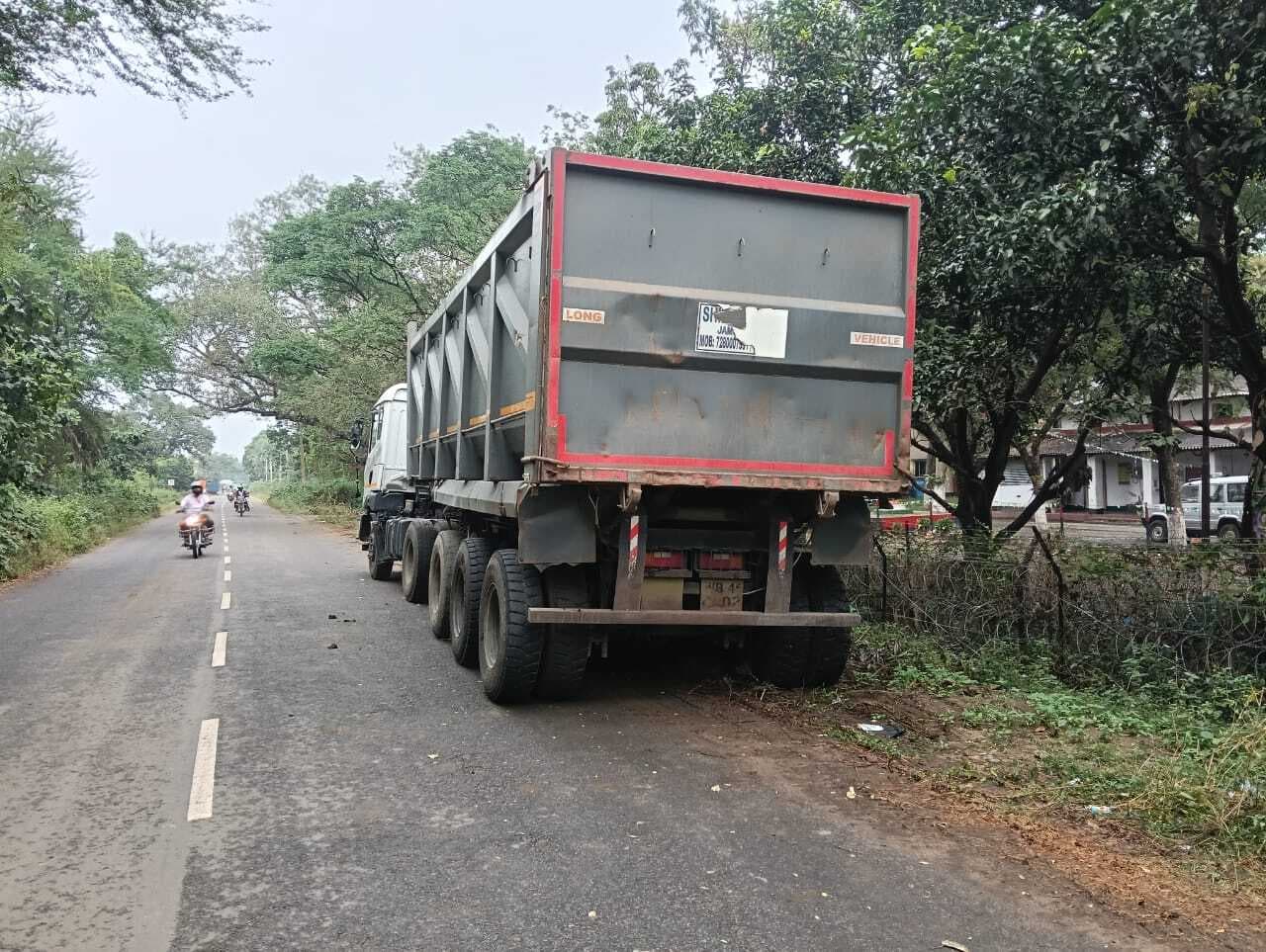 पुलिस ने दिगुली से बालू लदे हाइवा व पोकलेन को किया जब्त