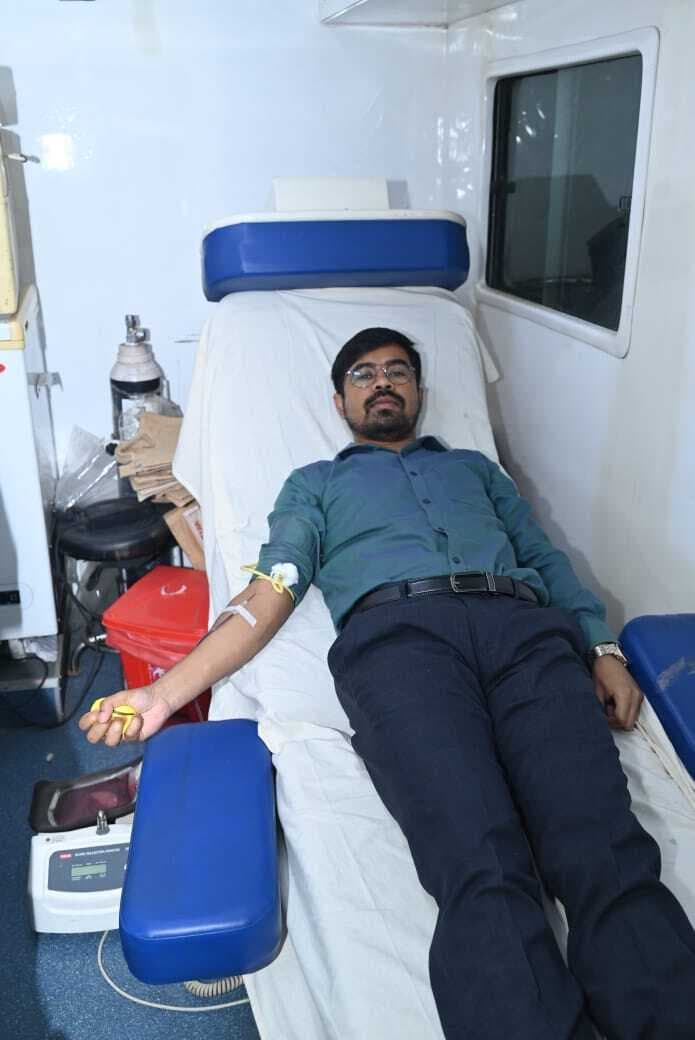 Deoghar News : निस्वार्थ रूप से नियमित रक्तदान करें : डीसी