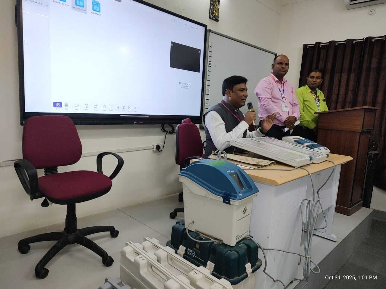 कटिहार विधानसभा चुनाव 2025: मतदान माइक्रोऑब्जर्वर को मिला प्रशिक्षण