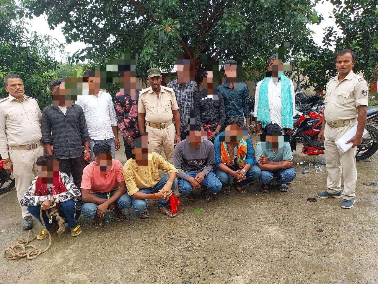 शराब पीने के आरोप में 12 गिरफ्तार