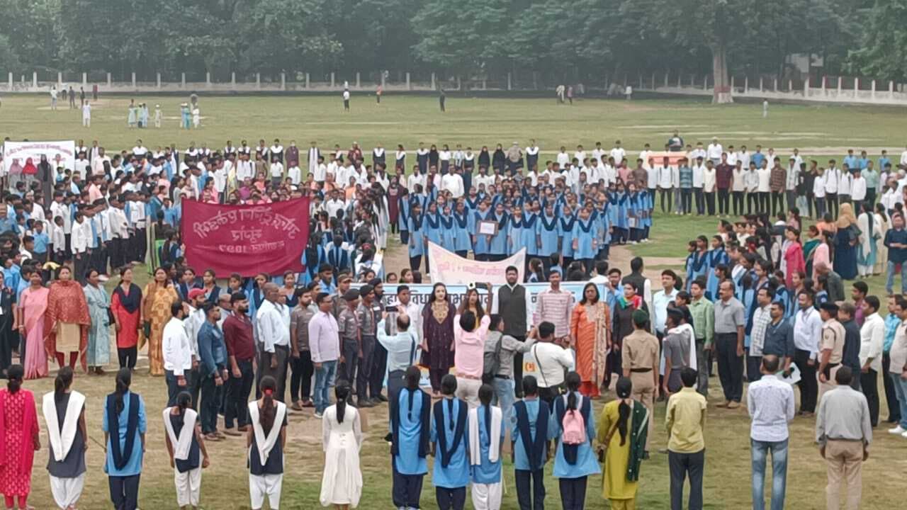 मानव शृंखला बनाकर मतदान को लेकर दिलायी गयी शपथ