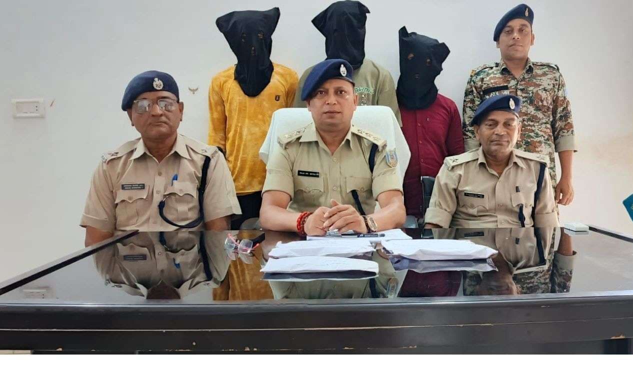 Deoghar News : साइबर ठगी करते किशोर समेत चार पकड़ाये