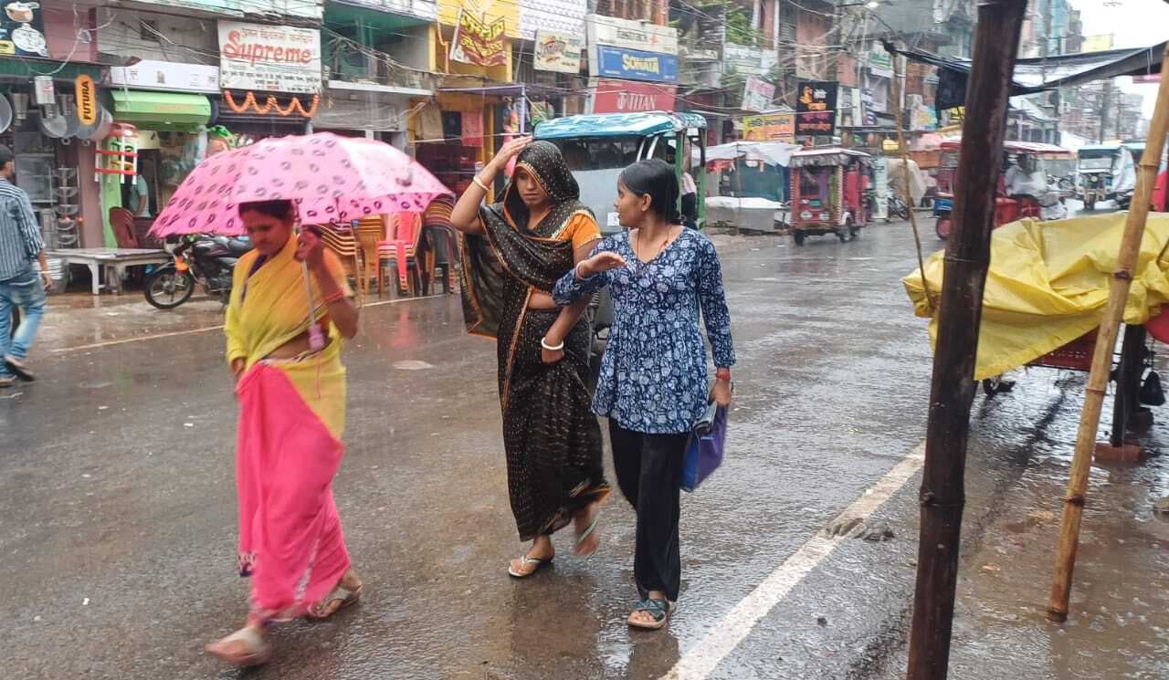 मोंथा चक्रवात का मुंगेर में व्यापक असर, दिन भर होती रही बारिश, जनजीवन रहा अस्त-व्यस्त