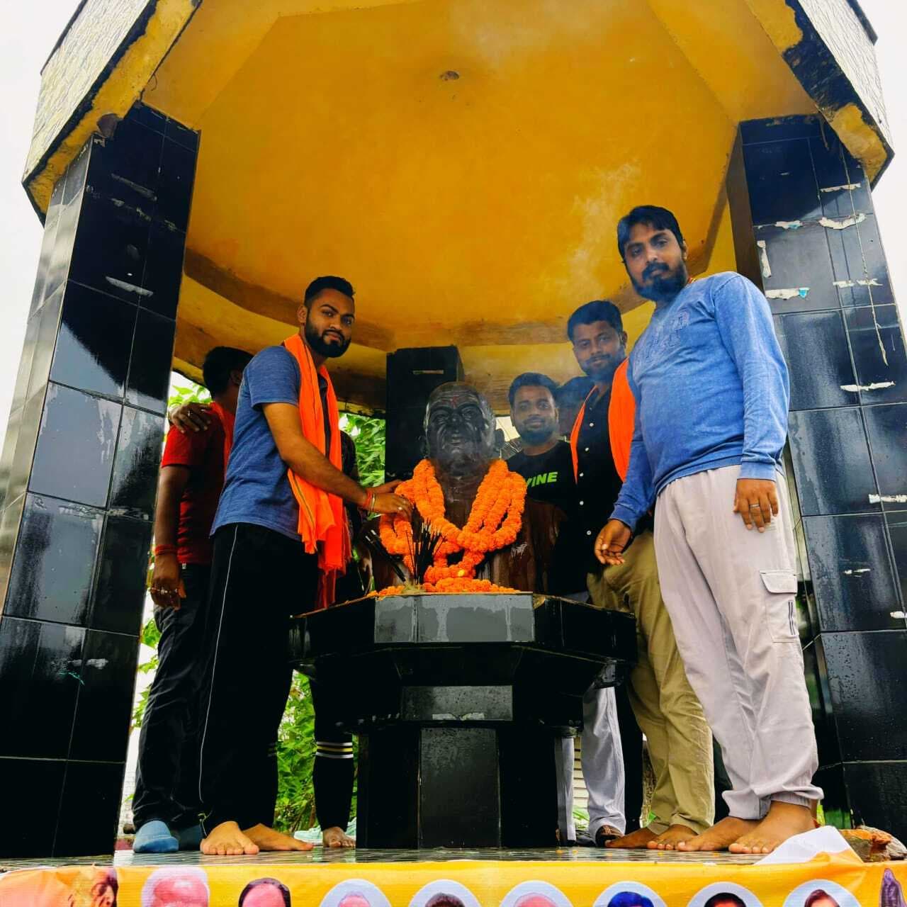 लौहपुरुष की प्रतिमा पर माल्यार्पण कर किया नमन