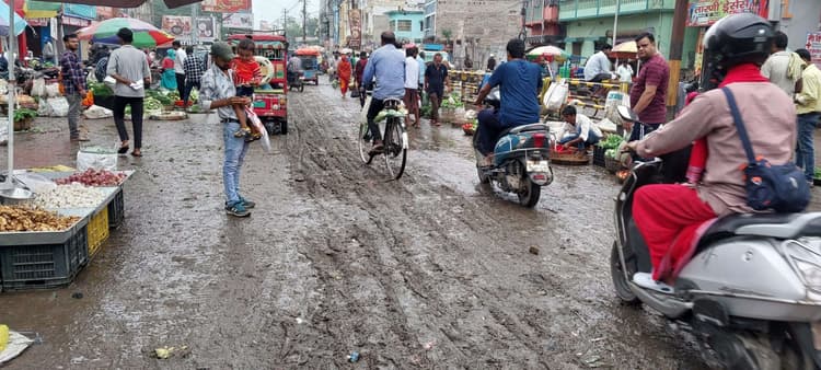 जलजमाव व कीचड़ से सड़कों की हालत बदतर