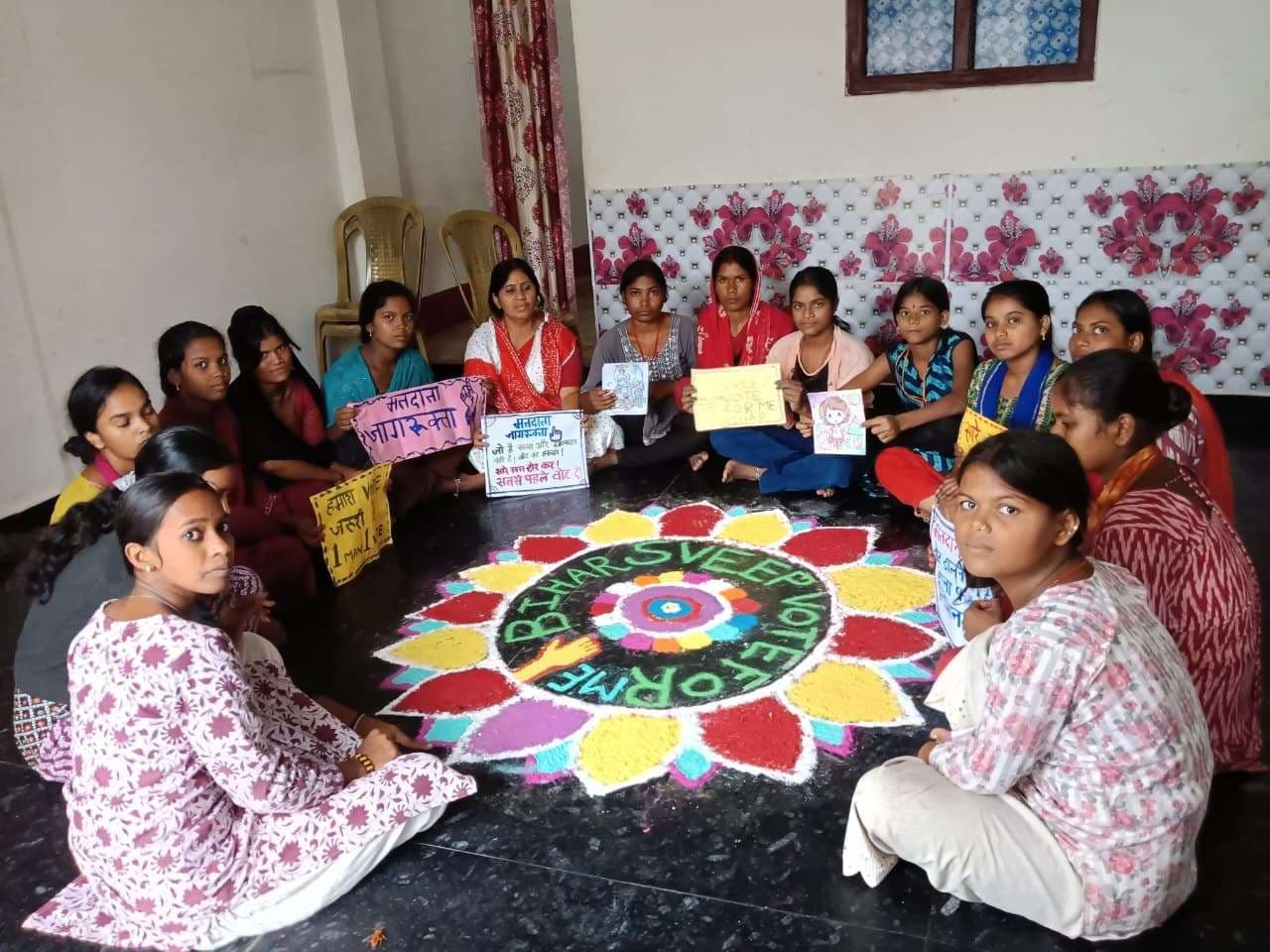 आंगनबाड़ी केंद्रों में रंगोली बनाकर मतदाताओं को किया जागरूक