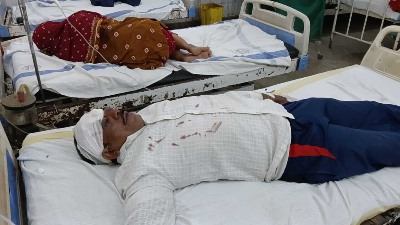 विशंभरपुर में पिता-पुत्र पर चाकू से हमला, साइबर डीएसपी पुत्र और पिता गंभीर रूप से घायल, एक की हालत नाजुक