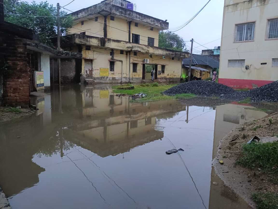 मोंथा चक्रवात से आमजन व किसानों की बढ़ी मुश्किलें