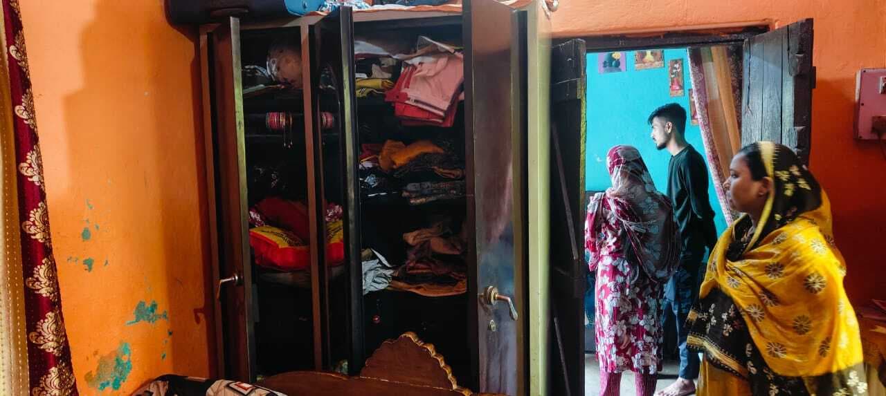 घर का ताला तोड़कर लाखों की चोरी