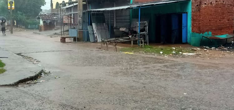 चक्रवाती तूफान मोंथा का दिख रहा असर, सुबह से ही ठंडी हवा के साथ हुई भारी बारिश