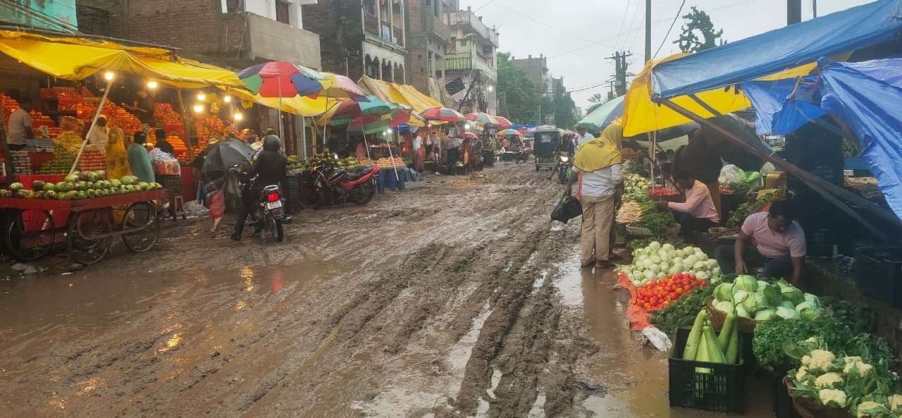 बिना मौसम हुआ बारिश, ठंड का दिलाया एहसास