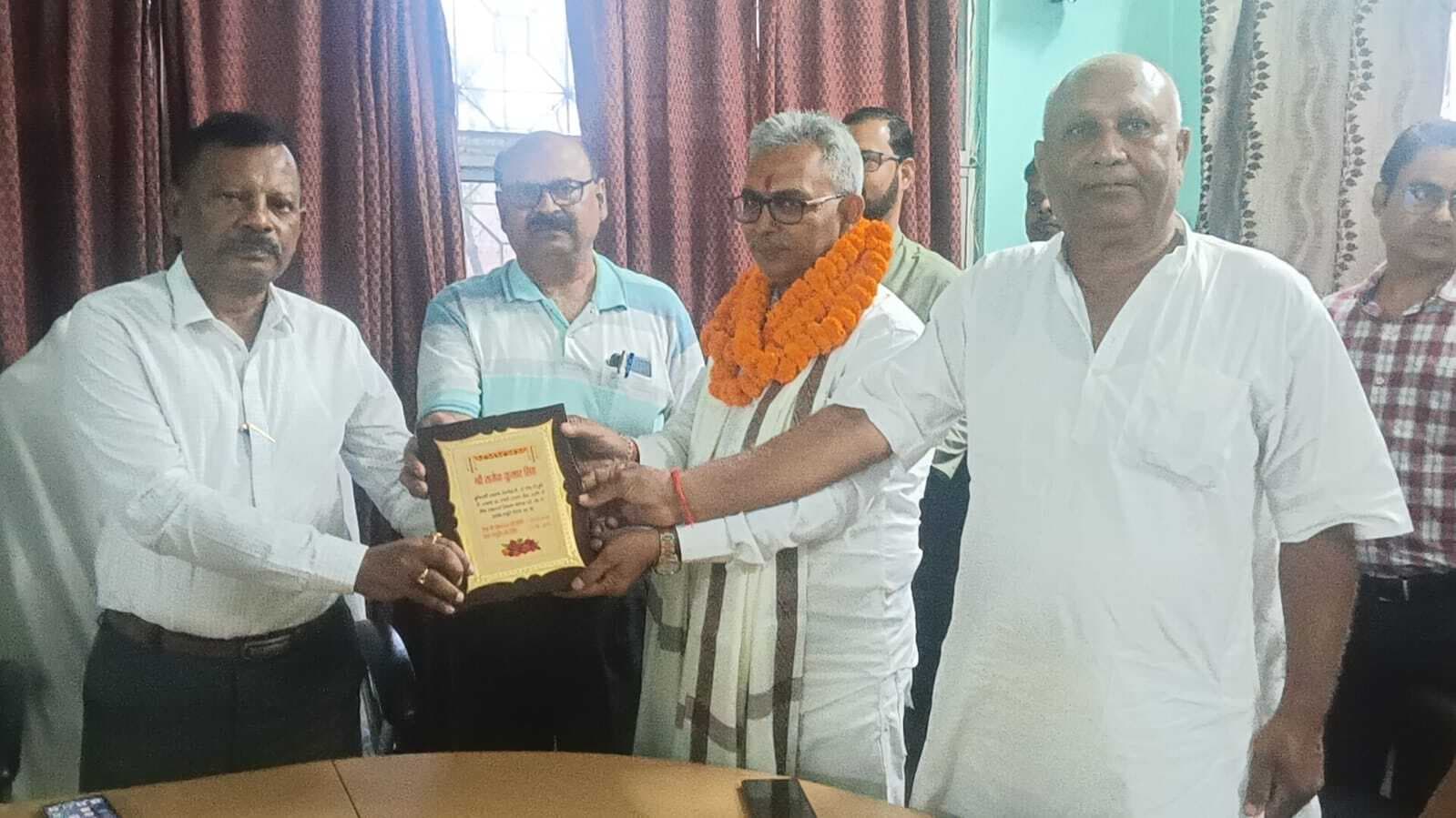 स्वास्थ्यकर्मी राजेन सिंह को दी गयी विदाई