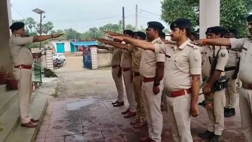 थानाध्यक्ष ने कर्मियों को दिलायी एकता व अखंडता की शपथ