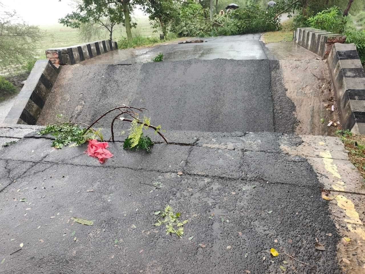 भलार-लाल खां मुख्य मार्ग का पुल घ्वस्त, आवागमन ठप