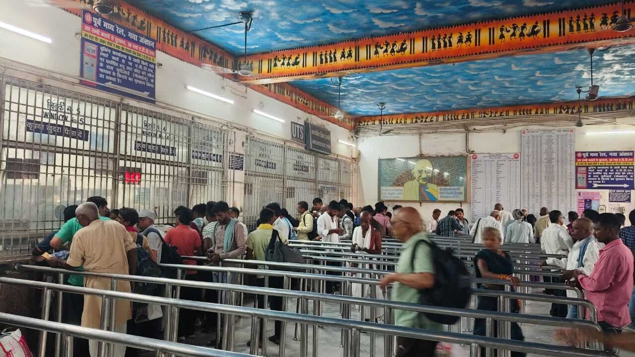 त्योहार को लेकर नियमित ट्रेनों में बढ़ी भीड़, पूजा स्पेशल ट्रेनों से मिली राहत