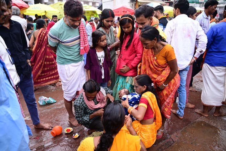 Deoghar News : शुभ तिथि पर 10 हजार से अधिक बच्चों का हुआ मुंडन संस्कार