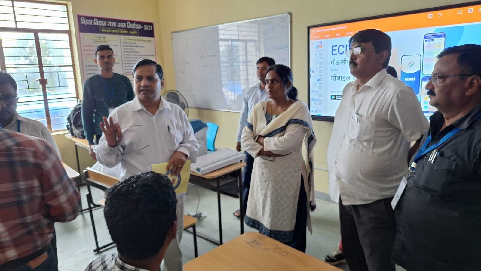 Madhubani News : मतदान कर्मियों के द्वितीय चरण के प्रशिक्षण का सामान्य प्रेक्षक ने किया निरीक्षण