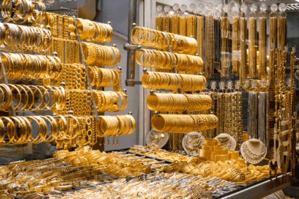 Gold silver rates today: सोने की चमक हुई फीकी चांदी के दाम भी गिरे, जानिए क्या है ताजा रेट Gold silver rates today: सोने की चमक हुई फीकी चांदी के दाम भी गिरे, जानिए क्या है ताजा रेट