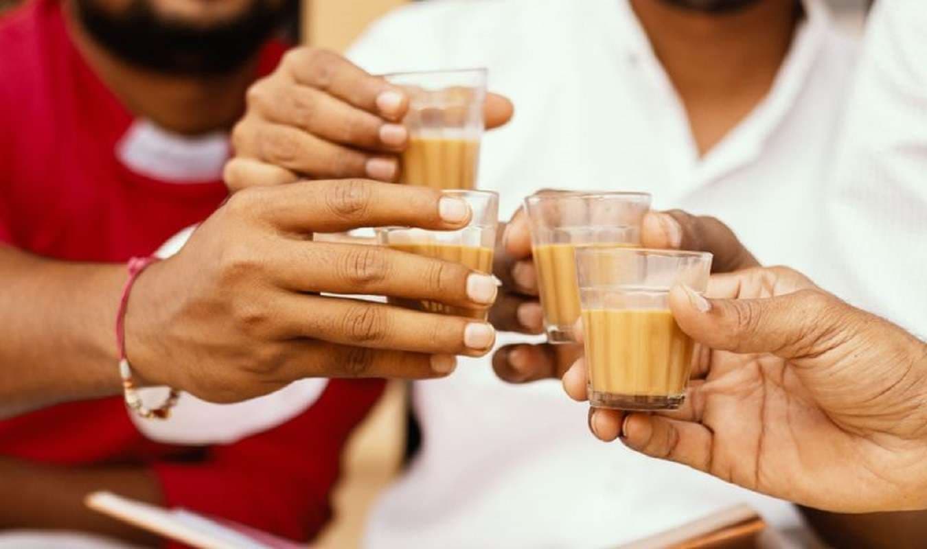 Bihar Election 2025: चाय की दुकान पर चुनावी चर्चा, जातीय गणित में दफन हो गया बरौली को अनुमंडल बनाने का मुद्दा