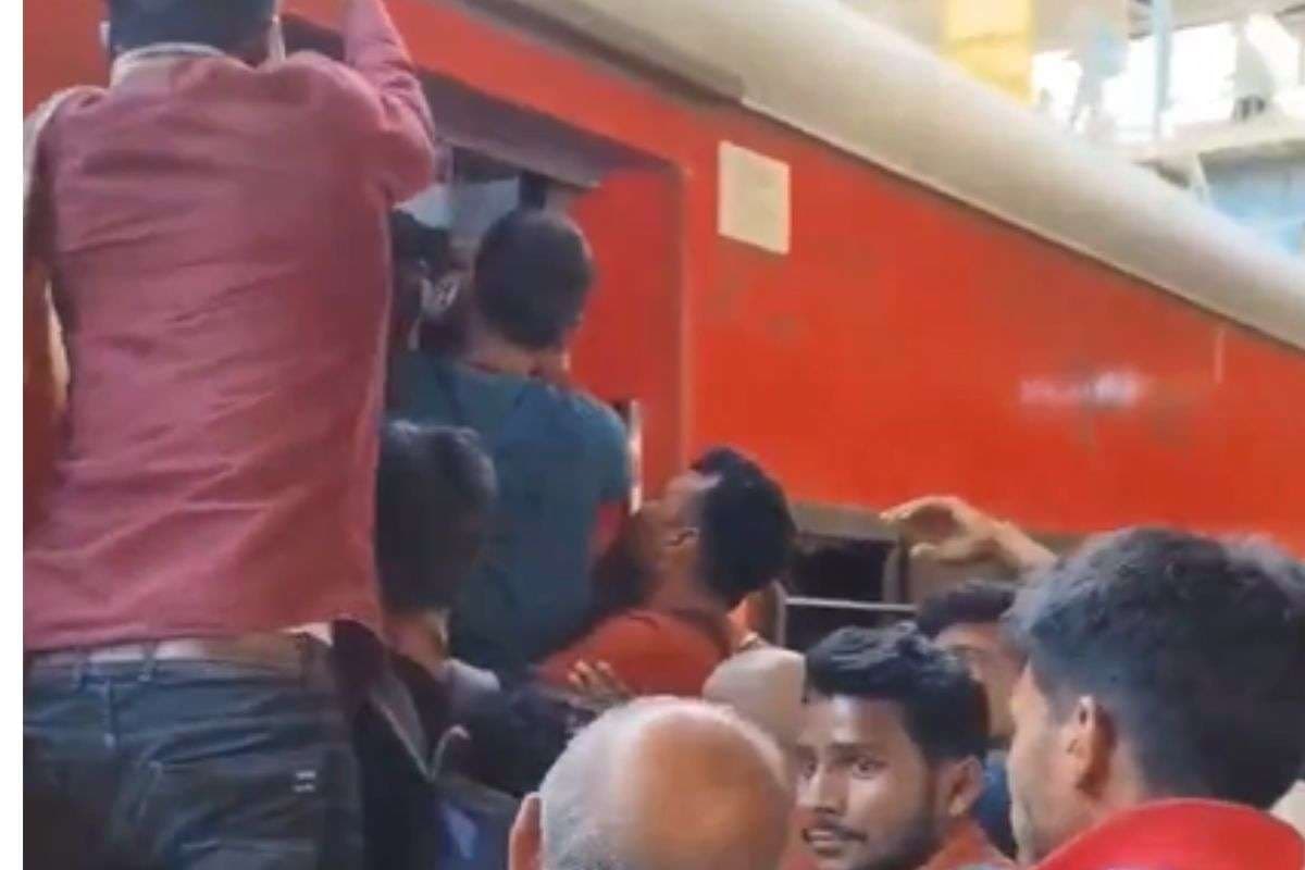 Platform Ticket: दिवाली-छठ पर रेलवे ने दी बड़ी राहत, मुंबई और गुजरात के कुछ स्टेशन पर नहीं लेने होंगे प्लेटफॉर्म टिकट
