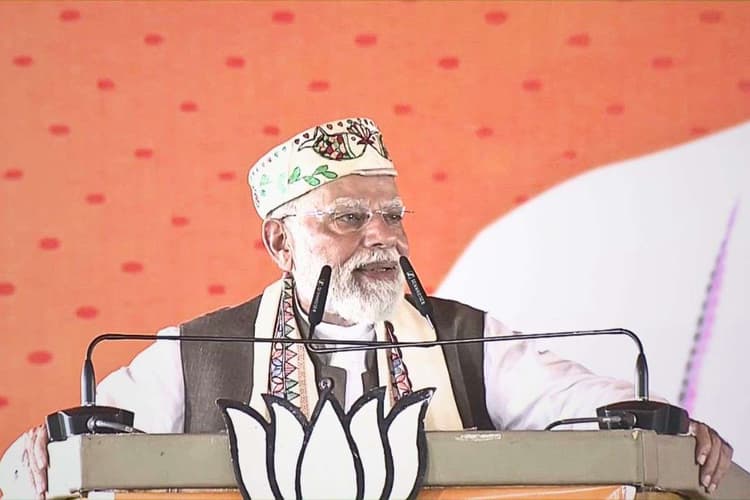बिहार में पीएम ने मंच से जलवाई मोबाइल की फ्लैशलाइट, मोदी बोले- इतनी रोशनी में भी लालटेन चाहिए क्या?